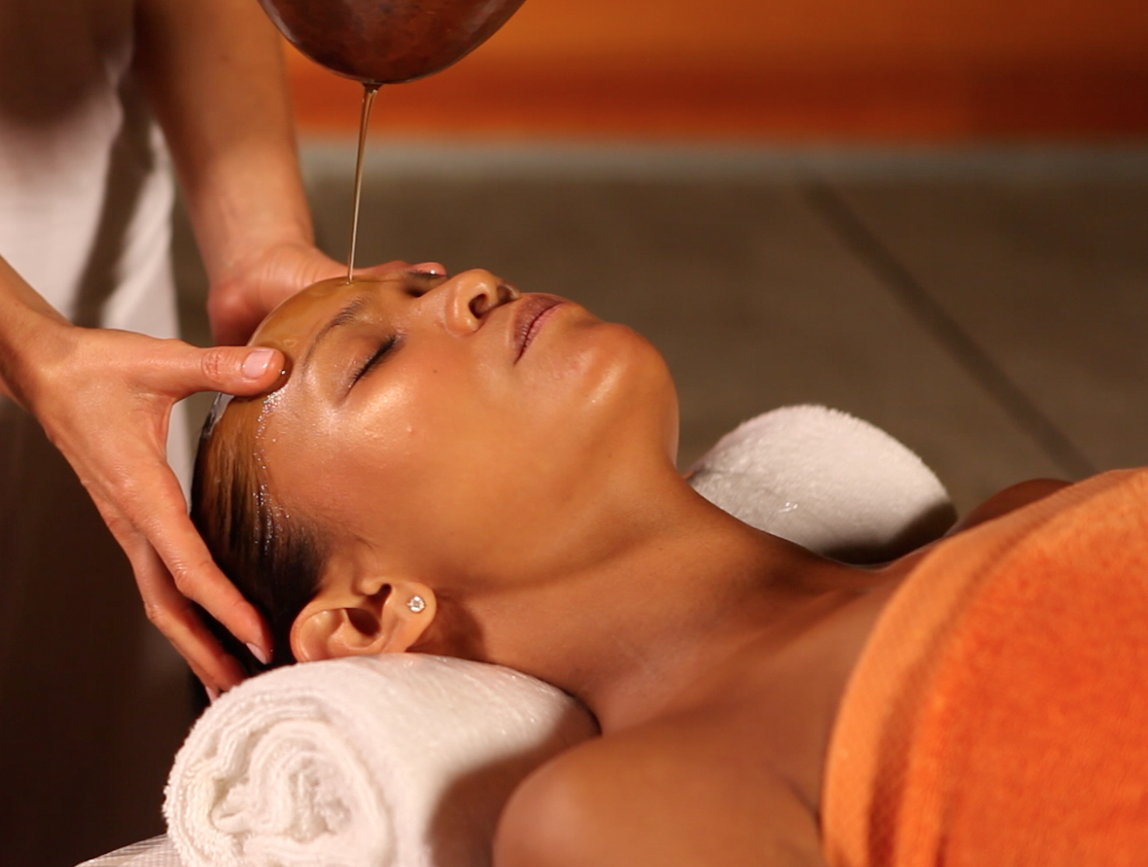 Woman Enjoying a Ayurveda Oil Massage Treatment in a Spa Stock Photo -  Image of esoteric, people: 122330728